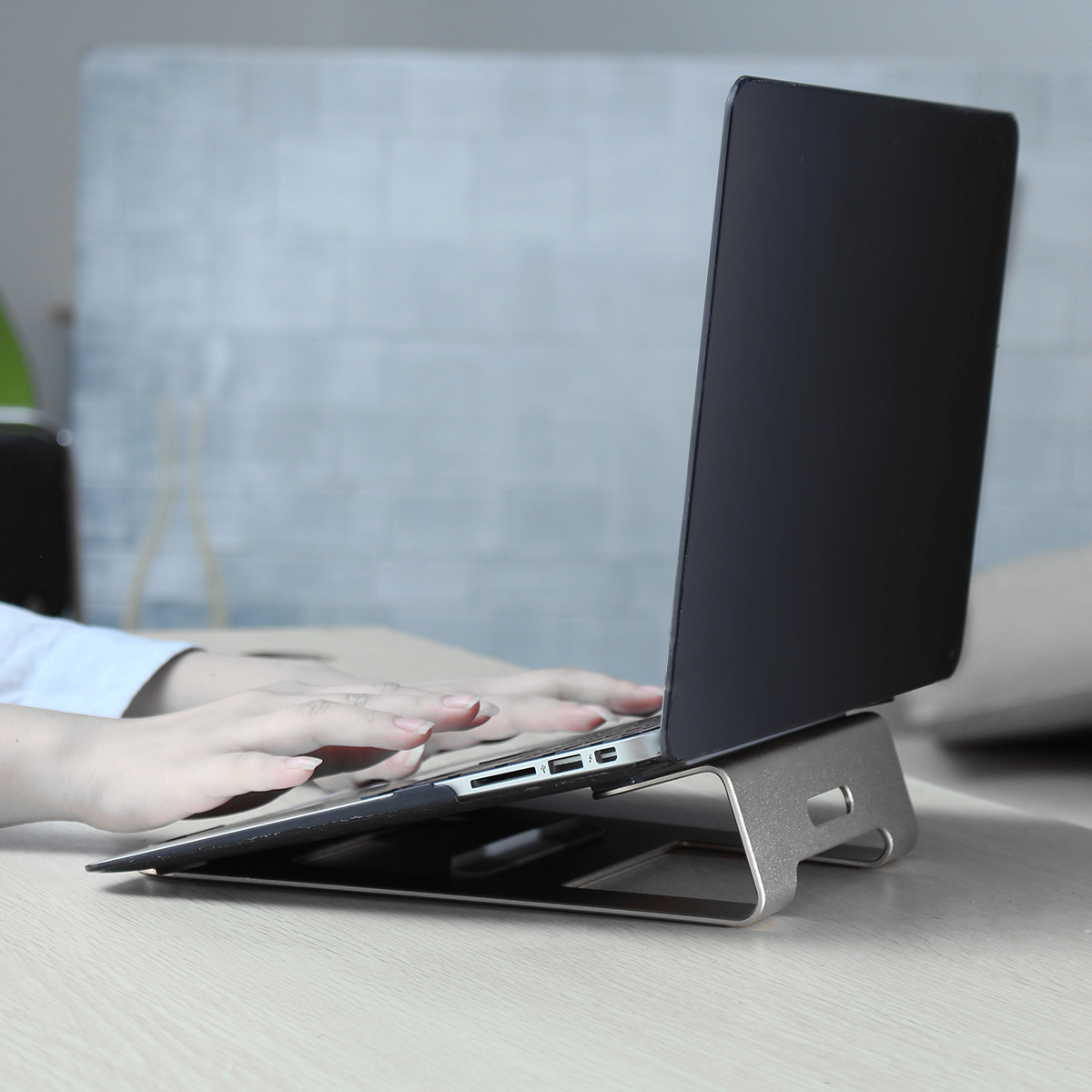 Universal-Aluminum-Alloy-Heat-Dissipation-Laptop-Stand-Tablet-Holder-for-Macbook-iPad--iPhone-1165837-2