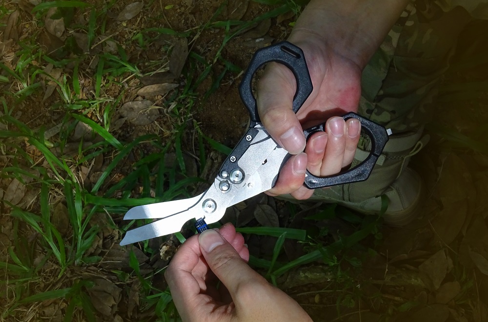 DCCMS-6-in-1-Multifunctional-Folding-Scissors-with-Strap-Cutter-Paratrooper-Knife-Tactical-Response--1894617-17