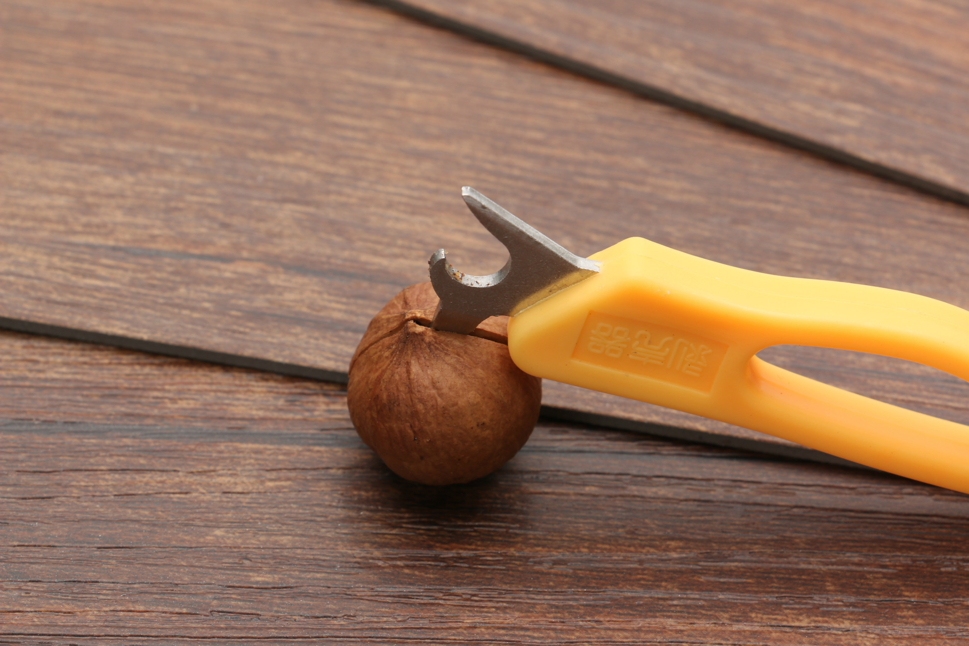 2Pcs-Quick-Nutcracker-Walnut-Pliers-Sheller-Home-WalNutcracker-Nut-Opener-1165950-3